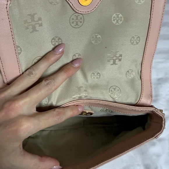 Tory Burch Blush Crossbody Bag with Gold Chain - Picture 3 of 8